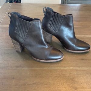 UGG boots - size 9 - dark brown
